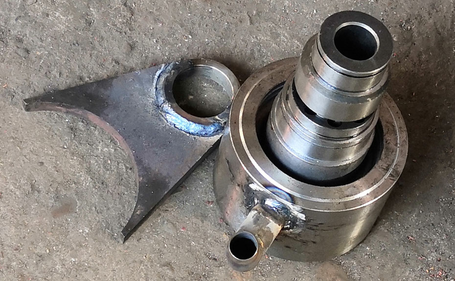 HR630双级活塞推料离心机进出油壳体