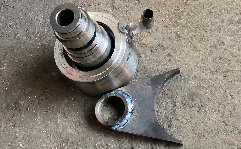 HR630双级活塞推料离心机进出油壳体